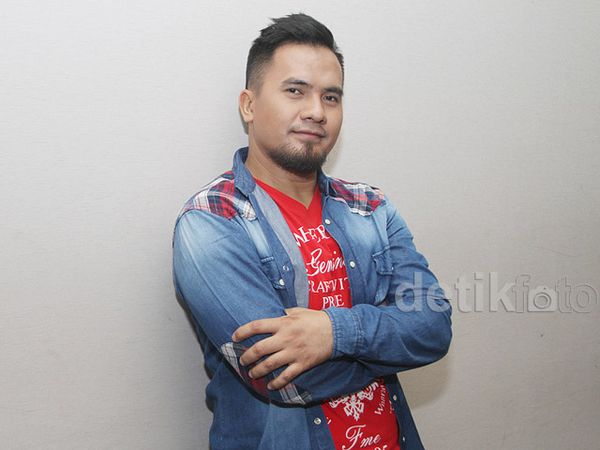 Saipul Jamil Casual Berkemeja Denim