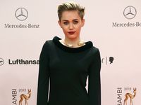 Wow, Miley Cyrus Tampil Tertutup