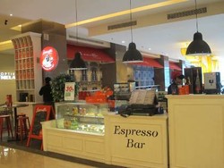 Menikmati Kopi dengan Suasana Kafe Pinggir Jalan Italia di Lucaffe