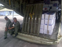 TNI AU Salurkan Bantuan Makanan dan Tenda untuk Filipina