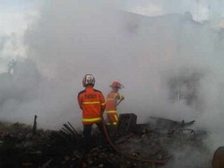 Kebakaran Hebat Hanguskan 4 Toko dan 8 Rumah di Pekanbaru