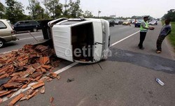 Sabtu Dini Hari, Terjadi 3 Kecelakaan Truk di Tol 