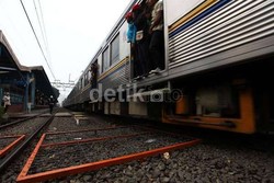 Mayat Pria Ditemukan di Pinggir Rel Pejaten, Diduga Keserempet Kereta