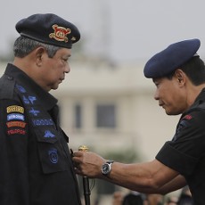 Saat Presiden SBY dan Bu Ani Hujan-hujanan di Mako Brimob