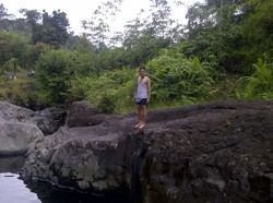Seru! Loncat Indah di Air Terjun Baturaden