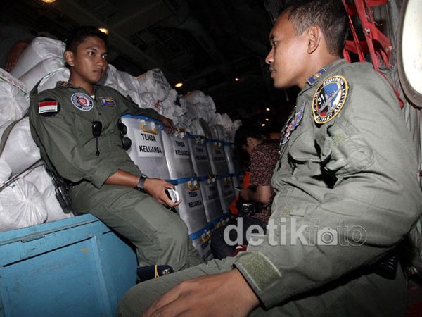 TNI AU Salurkan Makanan dan Tenda untuk Filipina