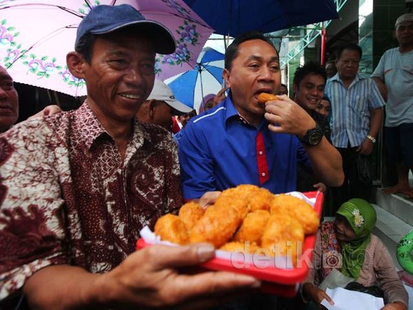 Kunjungi Warga Kramat, Zulkifli Hasan Makan Gemblong