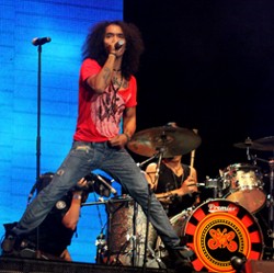 Paksa Masuk Jakarta Blues Festival 2013, Slankers Lempar Batu