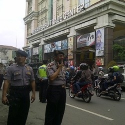 Tim Gabungan Tertibkan Parkir Liar dan PKL di Kawasan Pasar Baru