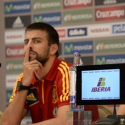 Pique Tegaskan Tak Ada Masalah dengan Arbeloa