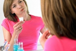 Jangan Keseringan Kumur Mouthwash Agar Flora Normal Mulut Tak Terganggu