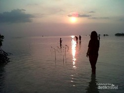 Memandangi Sunset di Pulau Pari