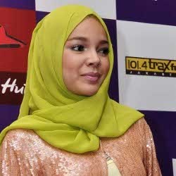 Dewi Sandra Jaga Kecantikan dengan Berwudhu