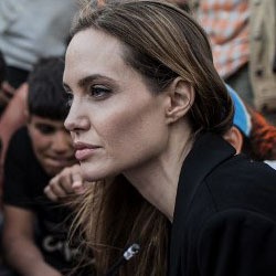 Angelina Jolie Terima Penghargaan Humanitarian Award