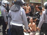 Konvoi Perguruan Silat Saling Lempar Batu