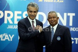     Presiden ‎AFC Sheikh Salman bin Ebrahim Al Khalifa (kiri), menyalami Ketua umum PSSI Djohar Arifin Hussin (kanan), saat melakukan pertemuan, di kantor PSSI, Senayan, Jakarta, Sabtu (16/11) malam.