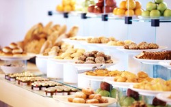 Saat Berpesta, Ambillah Buah Segar Dulu dari Meja Prasmanan Agar Tidak Gendut