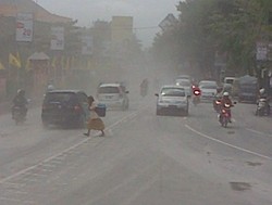 Sempat Bikin Jalanan Gelap, Ini Foto-foto Efek Batuk Merapi