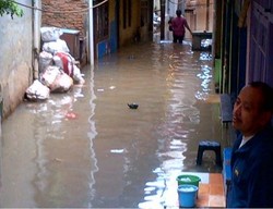Banjir di Kampung Pulo Perlahan Mulai Surut