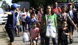 Gelombang Pengungsi Terus Berdatangan di Bandara Militer Cebu