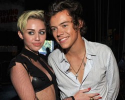 Harry Styles Obsesi Ingin Mengencani Miley Cyrus