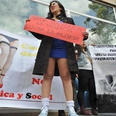 Pakai Rok Mini, Wanita dan Pria Kolombia Berdemo Memprotes Kekerasan Seks