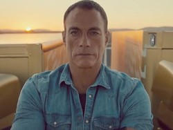 Aksi Gila Van Damme Split di 2 Truk yang Sedang Berjalan Mundur