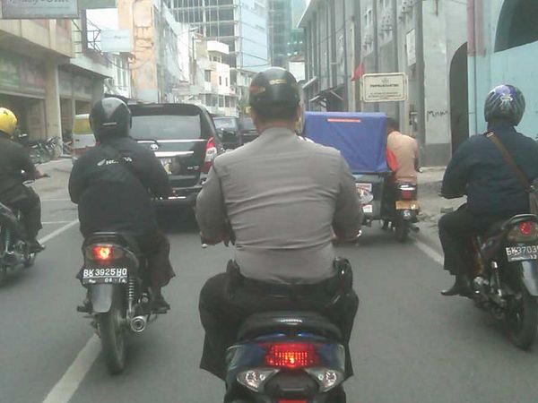 Eh, Pak Polisi Kok Pakai Helm Cetok?