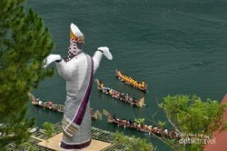 Berjumpa Sigale-gale Raksasa di Danau Toba