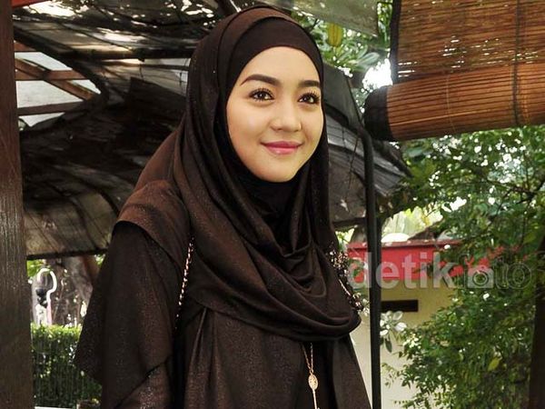 Pernikahan Ditunda, Nuri Maulida Tampil Serba Hitam