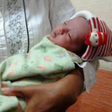 Seorang Bayi Mungil Dititipkan ke Sales Minuman