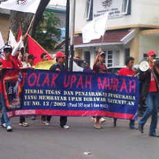 Buruh di Malang Tuntut UMK Rp 2 Juta