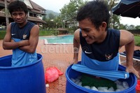 Para pemain Timnas U-19 berendam di tong yang berisi es batu.