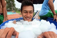 Berendam di air yang suhunya mendekati titik beku ini bakal mempercepat pelarutan timbunan asam laktat dalam otot yang terbentuk akibat latihan fisik berat. Jika asam laktat berlebihan, kerja otot bakal terganggu.