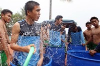 Ke-40 pemain tim nasional Indonesia U-19 yang dipanggil oleh pelatih Indra Sjafrie ke pemusatan latihan di Kota Batu sejak 9 November lalu ini sudah mirip seperti eksperimen di laboratorium penelitian.