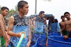 Ke-40 pemain tim nasional Indonesia U-19 yang dipanggil oleh pelatih Indra Sjafrie ke pemusatan latihan di Kota Batu sejak 9 November lalu ini sudah mirip seperti eksperimen di laboratorium penelitian.