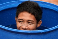 Kapten Evan Dimas tengah menikmati terapi es-nya.