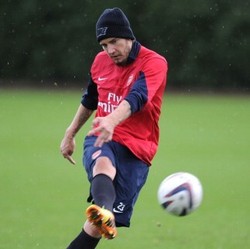 Bendtner Bisa Bayangkan Dirinya Bela Madrid atau Barca di Masa Depan