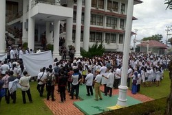 Tuntut dr Ayu Dibebaskan, Ratusan Dokter di Manado Unjuk Rasa
