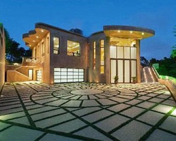 Fantastis! Rumah Mewah Rihanna Disewa Rp 757 Juta per Bulan