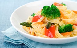 Mana yang Efektif Turunkan Berat Badan, Ngemil Terus atau Tidak Makan Malam?