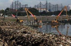 Alat Berat Tiba di Waduk Pluit, Tapi Cuma Membersihkan Sampah
