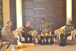  Dubes Australia Sambangi Markas TNI di Papua