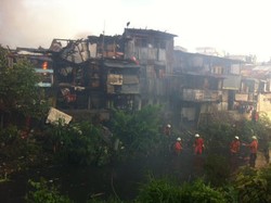 Rumah di Senen Terbakar, Seorang Bapak Bopong Kulkas Melewati Kali