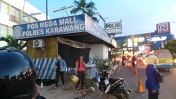 Kain Hitam Tutupi Pospol yang Rusak Saat Bentrok TNI dan Polri di Karawang