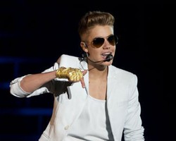 Sering Bikin Pesta, Justin Bieber Kenakan Tarif 35 Miliar untuk Undangan