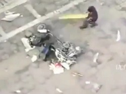Pria Galau Hancurkan Sebuah Skuter