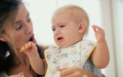 Saat Memberikan Makanan Padat Pertama pada Bayi, Perhatikan Hal Penting Ini