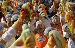 3.000 Wanita Korsel Pecahkan Rekor Membuat Kimchi
