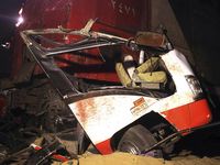 Kereta Tabrak Bus, 22 Orang Tewas